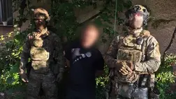 Szellőzőrendszerrel felszerelt fóliasátorra bukkantak egy huszti porta hátsó részén. A rendőrök több mint kétszáz kendertövet foglaltak le. Fotó: Ukrán Nemzeti Rendőrség