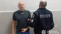 Munkácson egy 44 éves férfi mellkason szúrta ismerősét egy háztartási vita során. A rendőrség őrizetbe vette. Fotó: Ukrán Nemzeti Rendőrség