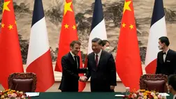 A hivatalos látogatáson Kínában tartózkodó Emmanuel Macron francia elnök (b) és Hszi Csin-ping kínai államfő a pekingi Nagy Népi Csarnokban folytatott tárgyalásai utáni sajtóértekezlet végén, 2023. április 6-án. (Fotó: MTI/EPA/AP pool)