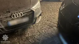 Egy Audi vezetője parkoló BMW-nek ütközött, több mint 75 ezer hrivnyás bírságra számíthat.. Fotó: Kárpátaljai Járőrszolgálat