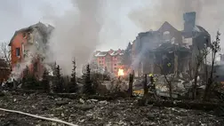 Ukrán tűzoltók egy orosz légicsapás helyszínén, Kijev térségében 2026. február 22-én.  (Fotó: MTI/EPA/STRINGER)