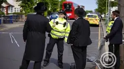 A helyi közösség tagjai és egy helyszínt biztosító rendőr London jórészt zsidók lakta Golders Green negyedében 2026. április 29-én, miután egy késes támadó két embert megsebesített. MTI/EPA/Tolga Akmen
