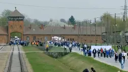 Több ezren vettek részt az idei élet menetén Auschwitzban. Fotó: Képernyőfelvétel / Euronews