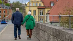 Kiderült, miért lassulnak le a lépteink, ahogy öregszünk