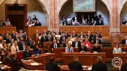 Budapest, 2026. július 13. A képviselők, miután szavaztak a Magyarország alaptörvényének tizenhetedik módosításáról szóló törvényjavaslatról az Országgyűlés rendkívüli ülésén 2026. július 13-án. Elfogadta az Országgyűlés az alaptörvény tizenhetedik módosítását, amelynek értelmében a hatálybalépést követő napon Sulyok Tamás köztársasági elnök megbízatása megszűnik. MTI/Purger Tamás