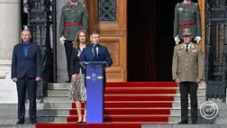 Nemzeti összetartozás napja - Felvonták Magyarország lobogóját a Kossuth téren Budapest, 2026. június 4. Magyar Péter miniszterelnök (j2), Forsthoffer Ágnes, az Országgyűlés elnöke (j2), Ruszin-Szendi Romulusz honvédelmi miniszter (b) és Sándor Zsolt vezérezredes, a Honvéd Vezérkar főnöke (j) a nemzeti összetartozás napja alkalmából Magyarország lobogójának katonai tiszteletadással történő ünnepélyes felvonásán az Országház előtti Kossuth Lajos téren 2026. június 4-én. MTI/Máthé Zoltán