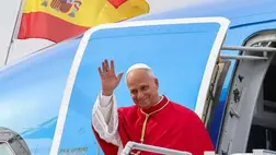 XIV. Leó pápa integet, miután megérkezett a madridi Adolfo Suárez Madrid-Barajas nemzetközi repülőtérre 2026. június 6-án, szombaton, Spanyolországba tett apostoli utazása alkalmával (Fotó: StefanoRellandini/AFP)