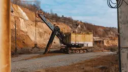 Nehézgépek a grafitérc kitermelésére és ipari célú feldolgozására szakosodott Zavalivszkij Grafitgyárban az ukrajnai Kirovohradi területen 2025. február 28-án. (Fotó: Arsen Dzodzaiev/Anadolu via Getty Images)