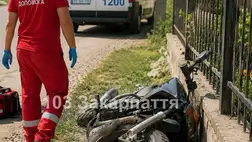 Mentők szállították kórházba a Rahón súlyosan megsérült 18 éves motorost./ Fotó:  Kárpátaljai Mentőszolgálat