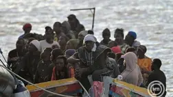 Afrikából Európába igyekvő illegális bevándorlók érkeznek csónakjukon a spanyol tengeri mentőszolgálat hajójának kíséretében 2025. november 16-án. MTI/EPA/EFE/Gelmert Finol