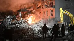 Orosz légicsapásban találatot kapott építmény romjai az északkelet-ukrajnai Harkivban 2026. január 18-án.  MTI/EPA/Szergej Kozlov