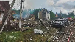 Kijevben és Szlovjanszkban tizenegyen meghaltak, több tucatnyian megsebesültek a pénteki orosz légicsapásokban. A mentési munkálatok még tartanak. Fotó: DSZNSZ