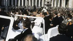 II. János Pál pápát titkára tartja karjaiban, segíti, miután a katolikus egyházfőre 1981-ben rálőttek a Szent Péter téren (Forrás: Wikipédia)