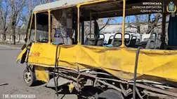 Herszon városában orosz támadás ért egy kisbuszt. Fotó: X.com