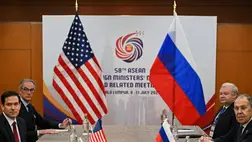 Marco Rubio amerikai (b) és Szergej Lavrov orosz külügyminiszter kétoldalú megbeszélése az ASEAN-országok külügyminiszteri találkozóján Kuala Lumpurban 2025. július 10-én (Fotó: MTI/AP/AFP pool/Mandel Ngan)