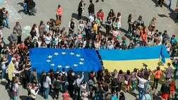 Az Európai Unió és Ukrajna zászlaját feszítik ki demonstrálók a nyugat-ukrajnai Luckban 2014. május 17-én (Fotó: Shutterstock)
