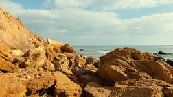 Embereket temetett maga alá egy tengerbe omlott sziklafal Franciaországban. A kiemelt kép illusztráció. (Fotó: Shutterstock)