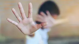 Hat ember ellen emelt vádat az ügyészség, akik gyermekotthonban élőket bántalmaztak. A kiemelt kép illusztráció. (Fotó: Shutterstock)