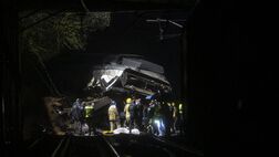 Sürgősségi egységek a helyszínen, ahol vonatbaleset történt Gelida város közelében 2026. január 21-én. Fotó: Lorena Sopena Lopez / Anadolu / Getty Images