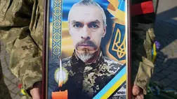 Katonai tiszteletadással temették el Ungváron a 51 éves Svanda Mihajlo katonát, aki a Donyecki területen esett el. Fotó: Ungvári Városi Tanács