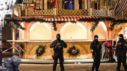 Helyszínt biztosító rendőrök 2024. december 21-én hajnalban, miután este egy szaúd-arábiai származású, Németországban élő orvos autóval a magdeburgi karácsonyi vásár látogatói közé hajtott.(Fotó: MTI/EPA/Filip Singer)