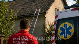 Súlyos sérüléseket szenvedett egy 40 éves férfi, miután saját házának tetejéről leesett a Técsői járásban. Fotó: Illusztráció. Kárpátaljai Mentőszolgálat