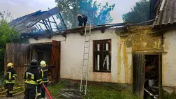 Száz négyzetméteren pusztított a tűz egy használaton kívüli raktárépületben Bátyúban. A tűzoltók több mint egyórás munkával akadályozták meg a lángok továbbterjedését. Fotó: DSZNSZ