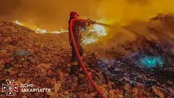 Beregszászi hulladéklerakó: 37 ember dolgozik a tűz megfékezésén. Fotó: DSZNSZ