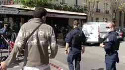 Kivégzés Párizsban – a csuklyás motoros többször fejbe lőtte a földön fekvő férfit