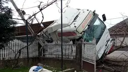 Kerítésnek csapódott egy kamion Szőlősvégardóban