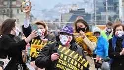 Bosznia-Hercegovinában a kormány járványkezelési tehetetlensége miatt tüntettek