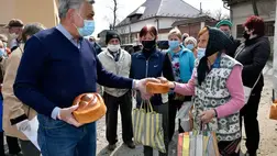 A Kárpátaljai Református Egyház Diakóniai Központja és a Beregszászi Szent Anna Karitász egész évben gondot visel az elesettekről, a nélkülözőkről. A Kárpátaljai Református Egyház Diakóniai Központja és a Beregszászi Szent Anna Karitász egész évben gondot visel az elesettekről, a nélkülözőkről. 