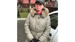 A nő idős embereket keresett fel, szociális munkásként mutatkozott be. Az idősektől pénzt, ékszereket és mobiltelefonokat lopott el.