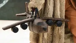 Ez a repülőgép formájú luxustáska drágább, mint egy kisebb repülőgép