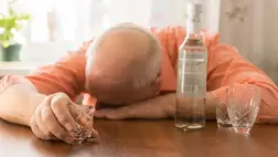 Ukrajnában egy részeg férfi térden állva kérte a rendőröket, hogy vigyék be, mert fél a feleségétől (Video)