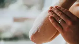 Így kezeljük a száradt, repedezett kezet