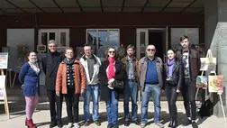 A Beregszászi Művelődési Ház dolgozói arra a következtetésre jutottak, hogy a Tavasz lehelete című kiállításukat ezúttal nem zárt térben, az intézmény előcsarnokában, hanem annak tágas bejárata előtt rendezik meg. 