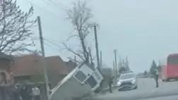 Lesodródott az útról és felborult egy kisbusz az Ungvári járásban 