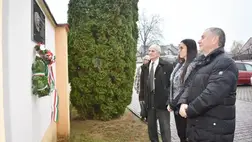 A GULÁG- és GUPVI-kutatók nemzetközi fórumának résztvevői az Európa–Magyar Ház udvarán felavatták Benda Kálmán emléktábláját. 