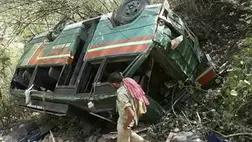 Szakadékba zuhant egy busz Pakisztánban, 22-en meghaltak