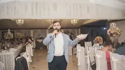 Az ungvári születésű Szavla Krisztiánt már gyermekkorától érdekli a vőfély szakma. Nyelvtudásának köszönhetően magyar és ukrán párok egyaránt kereshetik. Vallja: munkája során mindig a legjobbra törekszik. Ismerjük meg őt!