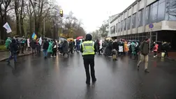 Ljasko: Az oltás ellen Kijevben tüntetők gúnyt űznek az orvosokból  