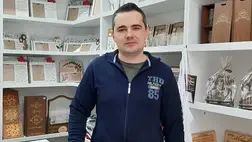 A nemrég nyílt Donum4U üzlet egyedi, magyar nyelvű felirattal ellátott fa és egyéb ajándéktárgyakkal, valamint más egyébbel várja vásárlóit. A vállalkozás egyik tulajdonosával, Tarpai Ferenccel beszélgettünk.