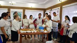 Homoki Szilvia, aki a falusi vendéglátással szülőfalujában, Beregdédában már két évtizeddel ezelőtt kezdett foglalkozni, ezúttal a csörögének való tésztát gyúrja be, miközben a tanfolyam hallgatói körbe állják.