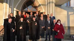 A közelebbi-távolabbi településekről érkezett hívekkel együtt azért adtak hálát, hogy a magyar kormány támogatásával először a templomtetőt sikerült lecserélni, majd elvégezni a templombelső teljes felújítását. Fotó: Kovács Elemér