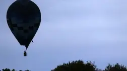 Száguldó autók közé zuhant a hőlégballonba kapaszkodó fiatal