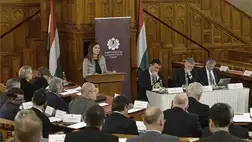  Varga Judit igazságügyi miniszter beszédet mond a Kárpát-medencei Magyar Képviselők Fórumának (KMKF) plenáris ülésén az Országház Felsőházi termében 2021. október 15-én. Mellette Kövér László, az Országgyűlés elnöke (j2), Veress László, a házelnök kabinetfőnöke (j3) és Sárdi Péter, az Országgyűlés Külügyi Hivatalának vezetője (j). MTI/Soós Lajos