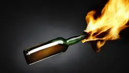 Azt akarta, hogy élve elégjen a család, ezért Molotov-koktélt dobott a házukra