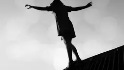 Beregszászban egy nő kiugrott egy lakóház ötödik emeletéről