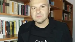 Sápi Zsolt először a marketing tudományába vetette bele magát, végül mégis a teológia felé fordult, és ma már felszentelt lelkészként hirdeti Isten igéjét.